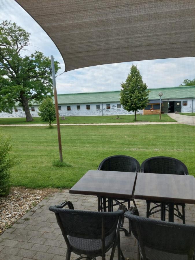 Hédervári Lovas Vendégház Esterno foto